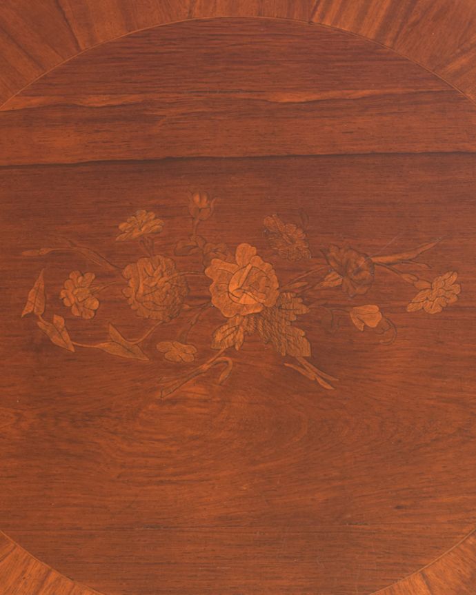 ロイドテーブル　アンティーク家具　天板のお花模様が美しいアンティークのオケージョナルテーブル（ティーテーブル）。天板にはお花の象嵌の装飾も見逃せません。(q-734-f)