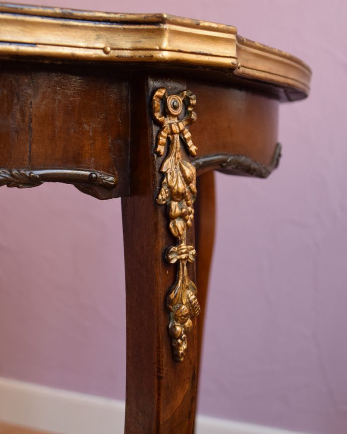 ロイドテーブル　アンティーク家具　天板のお花模様が美しいアンティークのオケージョナルテーブル（ティーテーブル）。隅々まで細やかなリボンの装飾が付いています。(q-734-f)