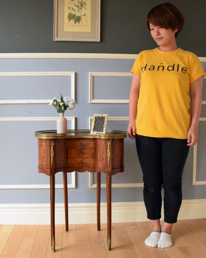 アンティークのチェスト　アンティーク家具　英国のアンティーク家具、ゴールドの装飾が美しいマホガニー材の小さなベッドサイドチェスト。高級感があって女性らしいシルエット。(q-736-f)