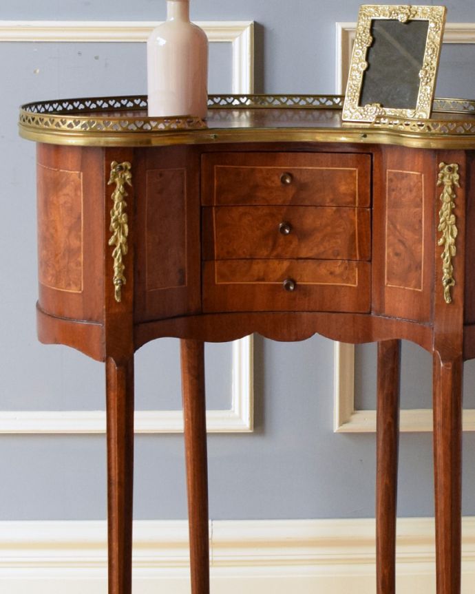 アンティークのチェスト　アンティーク家具　英国のアンティーク家具、ゴールドの装飾が美しいマホガニー材の小さなベッドサイドチェスト。リビングではメモ、リモコン、筆記用具など近くに置いておきたいものを収納しておけばとっても便利ですよ。(q-736-f)