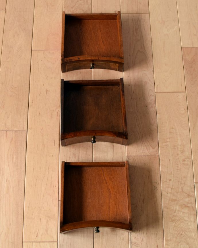 アンティークのチェスト　アンティーク家具　英国のアンティーク家具、ゴールドの装飾が美しいマホガニー材の小さなベッドサイドチェスト。引き出しは３杯。(q-736-f)