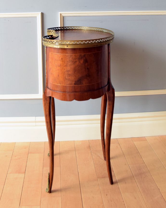 アンティークのチェスト　アンティーク家具　英国のアンティーク家具、ゴールドの装飾が美しいマホガニー材の小さなベッドサイドチェスト。サイドから見ても絵になります。(q-736-f)