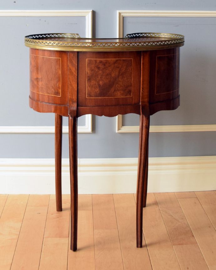 アンティークのチェスト　アンティーク家具　英国のアンティーク家具、ゴールドの装飾が美しいマホガニー材の小さなベッドサイドチェスト。きちんとメンテナンスしてあるので、裏側もキレイです。(q-736-f)