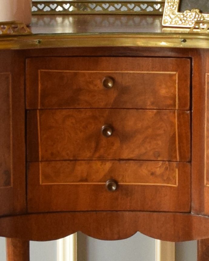 アンティークのチェスト　アンティーク家具　英国のアンティーク家具、ゴールドの装飾が美しいマホガニー材の小さなベッドサイドチェスト。引き出しの装飾を邪魔しない様に、小さいつまみが付いています。(q-736-f)