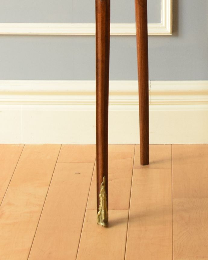 アンティークのチェスト　アンティーク家具　英国のアンティーク家具、ゴールドの装飾が美しいマホガニー材の小さなベッドサイドチェスト。スラリと伸びた美しい脚。(q-736-f)