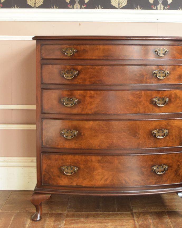 アンティークのチェスト アンティーク家具 ウォルナットの木目と艶が美しい、 5杯引き出し付きのアンティークチェストオブドロワーズ。品のある色合いと木目です。(q-737-f)