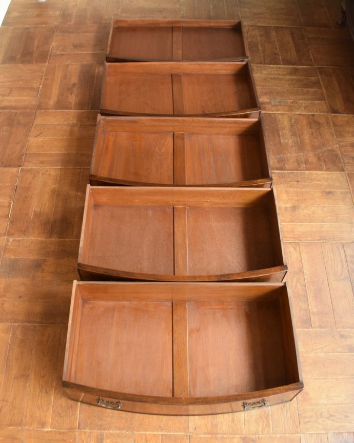 アンティークのチェスト アンティーク家具 ウォルナットの木目と艶が美しい、 5杯引き出し付きのアンティークチェストオブドロワーズ。引き出しは5杯。(q-737-f)