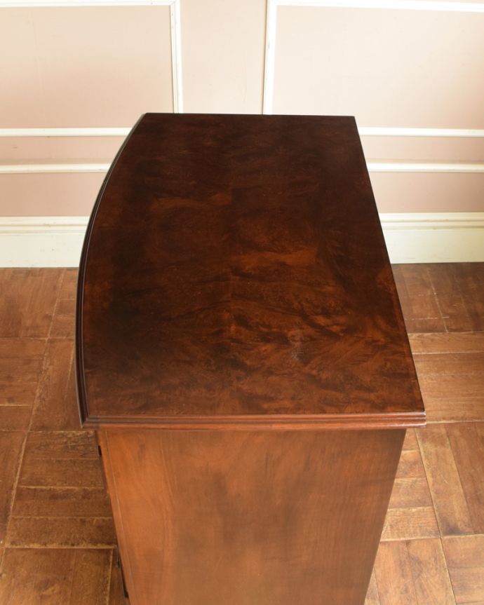 アンティークのチェスト アンティーク家具 ウォルナットの木目と艶が美しい、 5杯引き出し付きのアンティークチェストオブドロワーズ。天板も木目がキレイです。(q-737-f)