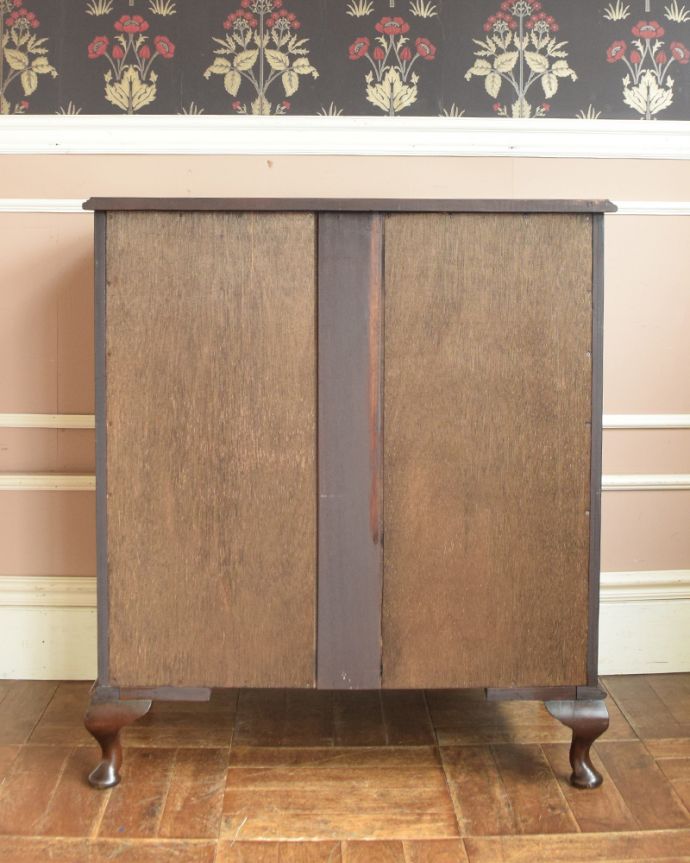 アンティークのチェスト アンティーク家具 ウォルナットの木目と艶が美しい、 5杯引き出し付きのアンティークチェストオブドロワーズ。きちんとメンテナンスしてあるので、裏側もキレイです。(q-737-f)