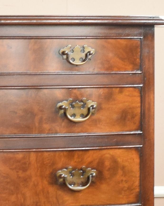 アンティークのチェスト アンティーク家具 ウォルナットの木目と艶が美しい、 5杯引き出し付きのアンティークチェストオブドロワーズ。引き出しの取っ手は、両サイドに付いています。(q-737-f)