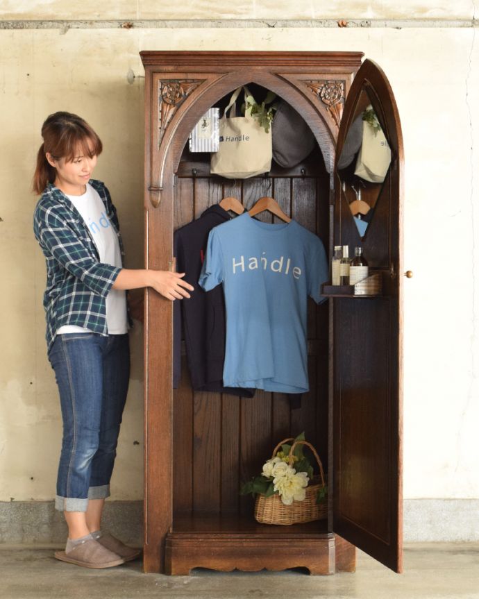 ワードローブ アンティーク家具 お花の彫が女性らしいアクセント、アンティークのワードローブ(ホールローブ)。仕切りがあるので、バッグや靴を整頓できます。(q-740-f)