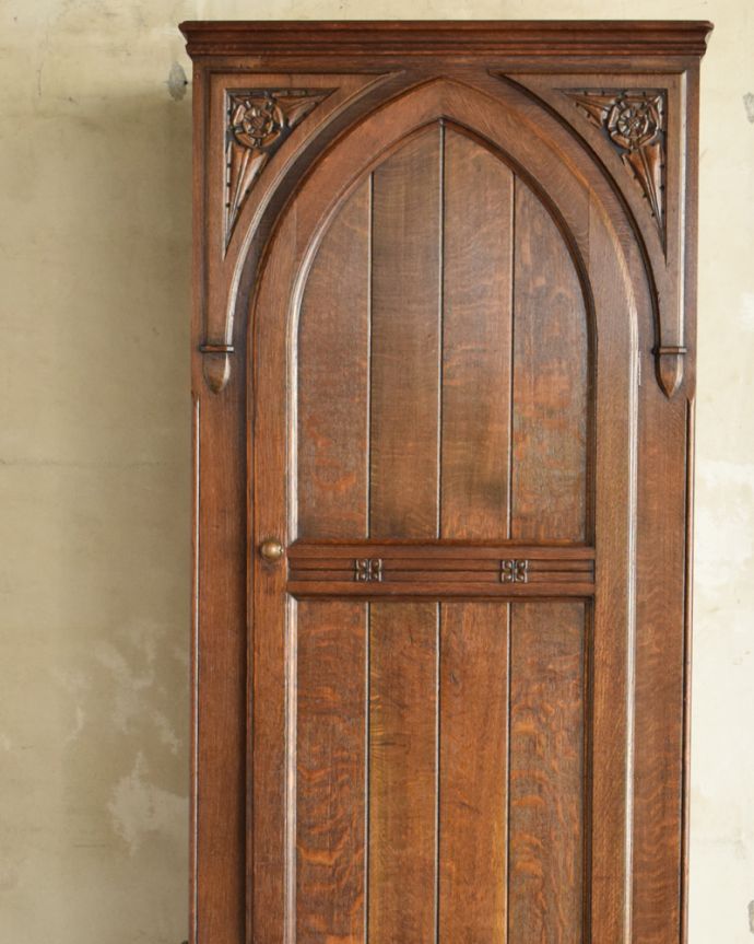 ワードローブ アンティーク家具 お花の彫が女性らしいアクセント、アンティークのワードローブ(ホールローブ)。このように立体的に細かく彫られています。(q-740-f)