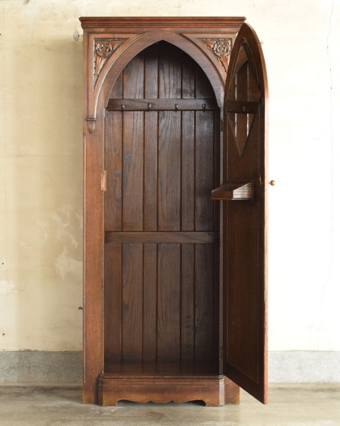 ワードローブ アンティーク家具 お花の彫が女性らしいアクセント、アンティークのワードローブ(ホールローブ)。中もキレイにお直ししてありますので、何でも入れていただけます。(q-740-f)