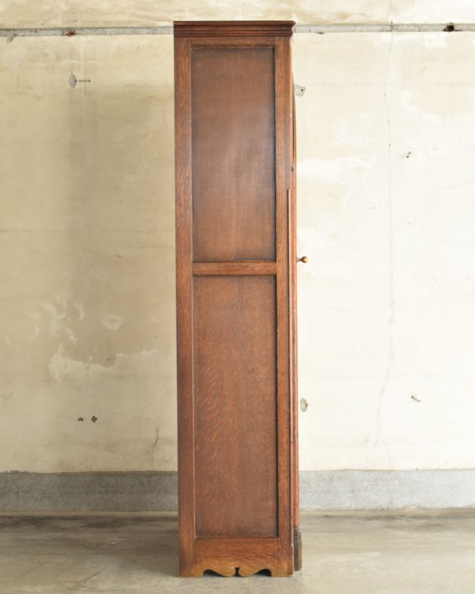 ワードローブ アンティーク家具 お花の彫が女性らしいアクセント、アンティークのワードローブ(ホールローブ)。横から見てもピカピカです。(q-740-f)