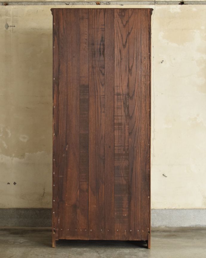 ワードローブ アンティーク家具 お花の彫が女性らしいアクセント、アンティークのワードローブ(ホールローブ)。きちんとメンテナンスしてあるので、裏側もキレイです。(q-740-f)