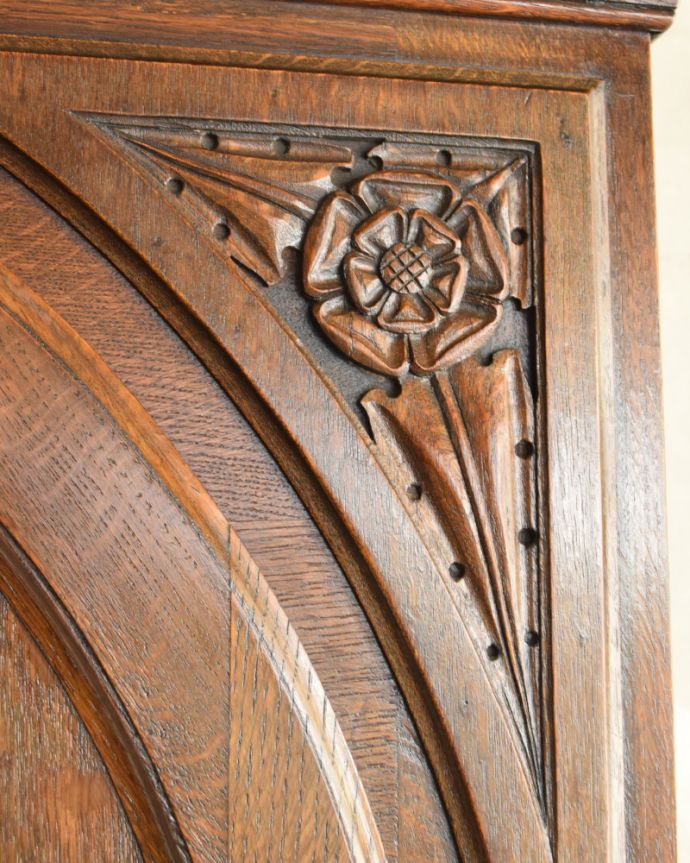 ワードローブ アンティーク家具 お花の彫が女性らしいアクセント、アンティークのワードローブ(ホールローブ)。可憐なお花の装飾がとってもステキ!英国の家具らしい重厚感があります。(q-740-f)