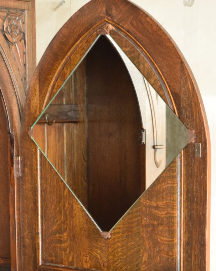 ワードローブ アンティーク家具 お花の彫が女性らしいアクセント、アンティークのワードローブ(ホールローブ)。扉を開くと、四角のミラーがあります。(q-740-f)