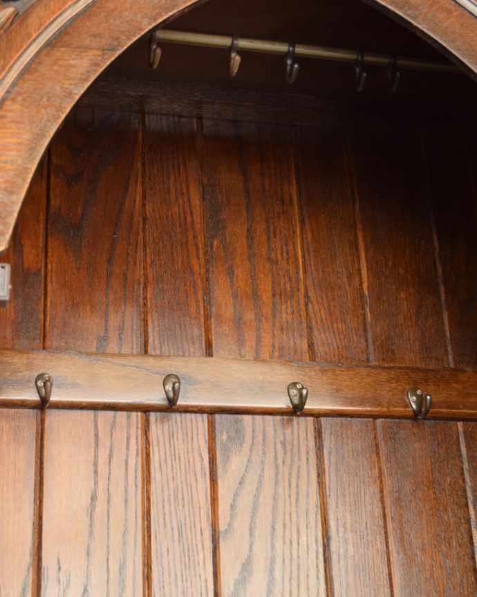 ワードローブ アンティーク家具 お花の彫が女性らしいアクセント、アンティークのワードローブ(ホールローブ)。ハンガー掛けはこのようになっています。(q-740-f)