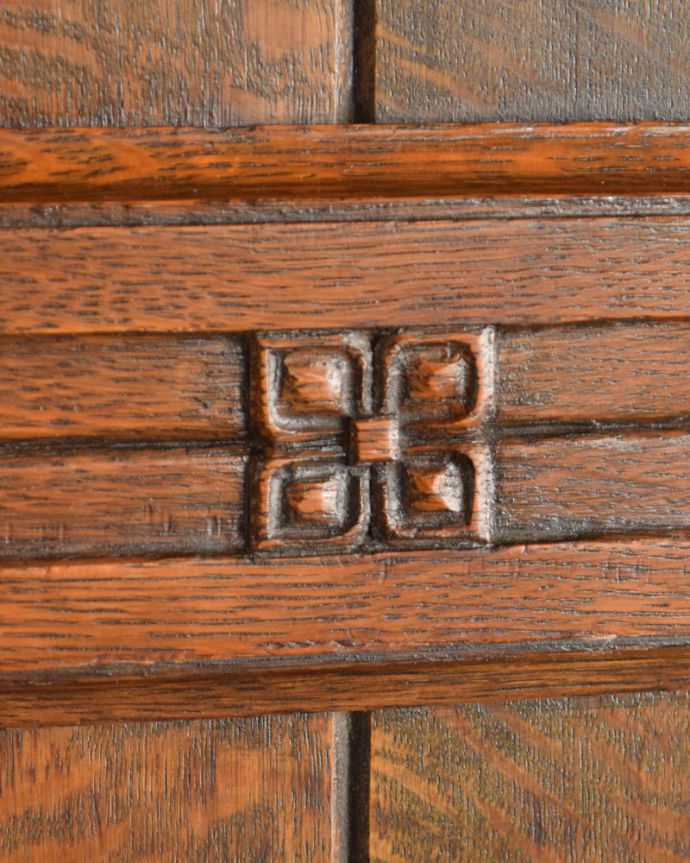 ワードローブ アンティーク家具 お花の彫が女性らしいアクセント、アンティークのワードローブ(ホールローブ)。扉の中央にも小さなお花の彫りが付いています。(q-740-f)