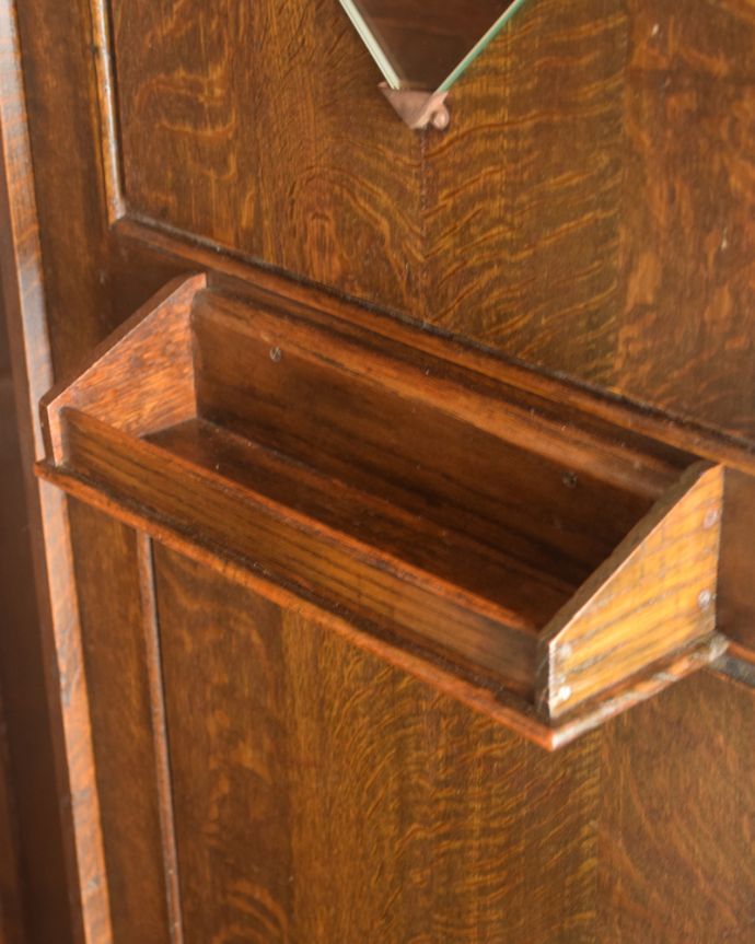 ワードローブ アンティーク家具 お花の彫が女性らしいアクセント、アンティークのワードローブ(ホールローブ)。扉の内側に小物置きがあります。(q-740-f)