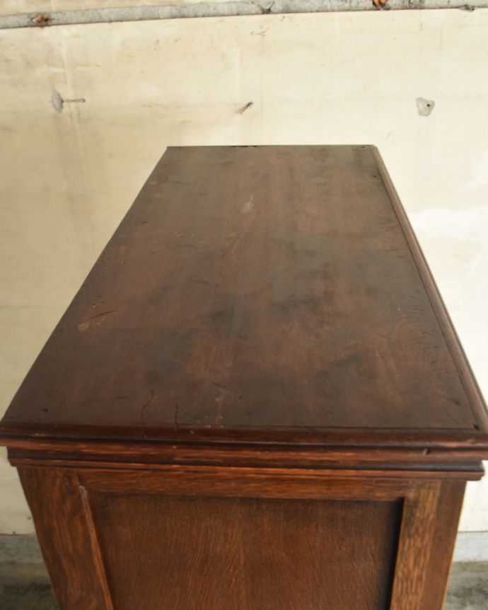 ワードローブ アンティーク家具 お花の彫が女性らしいアクセント、アンティークのワードローブ(ホールローブ)。天板です。(q-740-f)