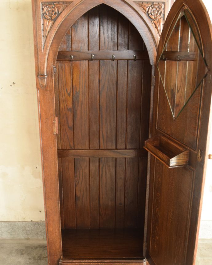 ワードローブ アンティーク家具 お花の彫が女性らしいアクセント、アンティークのワードローブ(ホールローブ)。内側も木製です。(q-740-f)