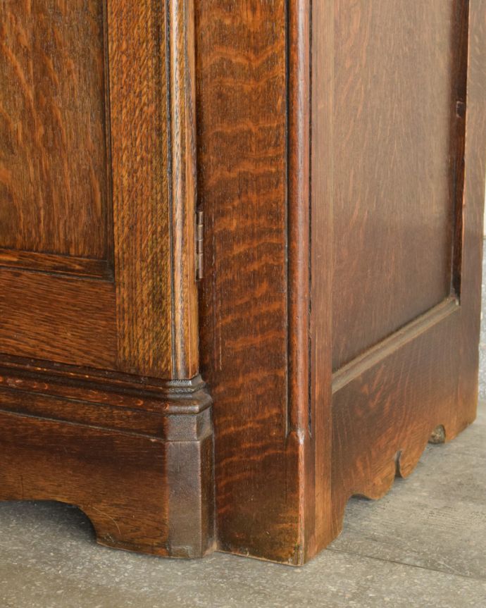 ワードローブ アンティーク家具 お花の彫が女性らしいアクセント、アンティークのワードローブ(ホールローブ)。安定感のある脚がしっかり支えます。(q-740-f)