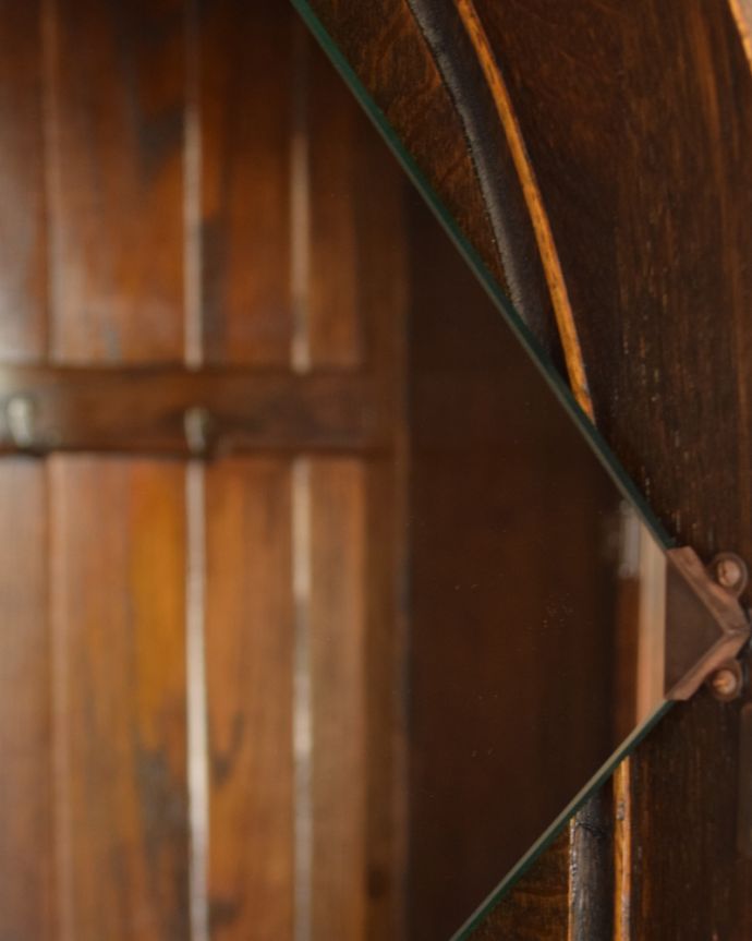 ワードローブ アンティーク家具 お花の彫が女性らしいアクセント、アンティークのワードローブ(ホールローブ)。アンティークのため多少の汚れがあります。(q-740-f)