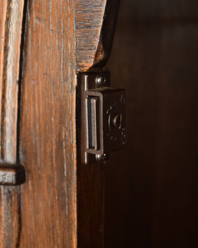 ワードローブ アンティーク家具 お花の彫が女性らしいアクセント、アンティークのワードローブ(ホールローブ)。扉にはマグネットが付いているので、開け閉めがスムーズです。(q-740-f)