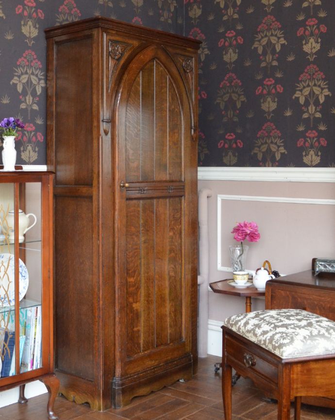 ワードローブ アンティーク家具 お花の彫が女性らしいアクセント、アンティークのワードローブ(ホールローブ)。見ているだけでワクワクしちゃうワードローブ実用性はもちろんなんだけれど、見た目がとにかくカッコイイ!中に何が入っているのかな…想像するだけでワクワクしちゃう。(q-740-f)