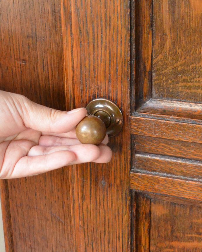 ワードローブ アンティーク家具 お花の彫が女性らしいアクセント、アンティークのワードローブ(ホールローブ)。丸くて落ち着いた良い色合いの取っ手が付いています。(q-740-f)