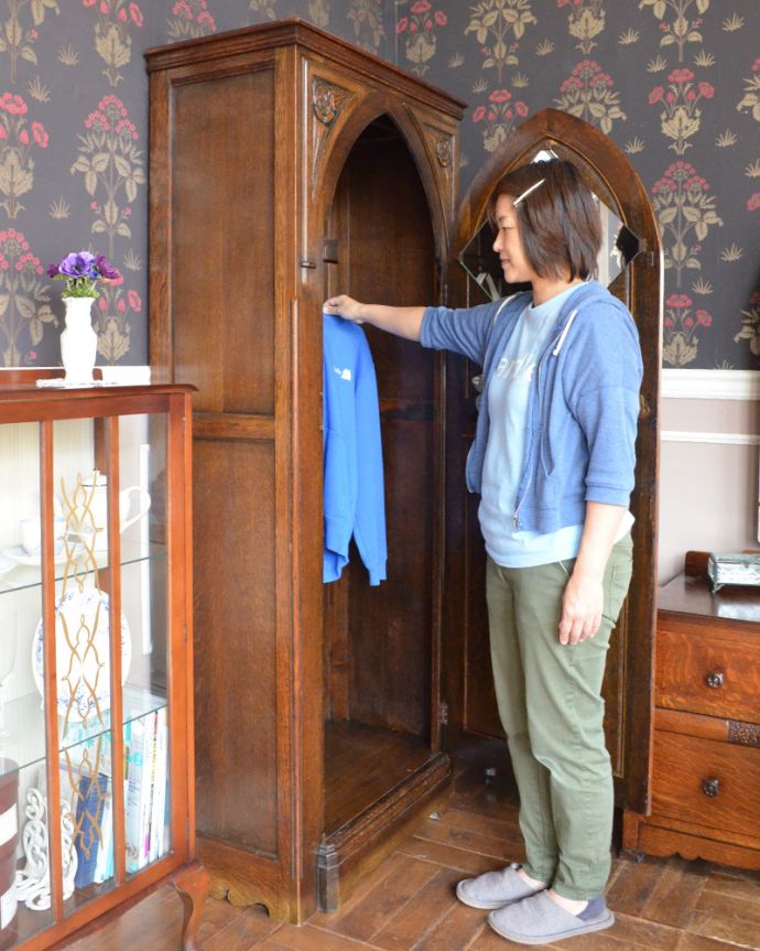 ワードローブ アンティーク家具 お花の彫が女性らしいアクセント、アンティークのワードローブ(ホールローブ)。外国製のワードローブは装飾があちこちにあるので、絵になるアイテム。(q-740-f)