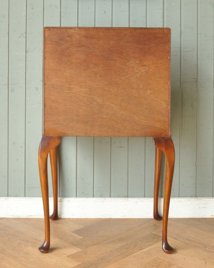 サイドバイサイド　アンティーク家具　キレイなアンティーク英国家具、ウォルナット材の小さなビューロー（デスク）。きちんとメンテナンスしてあるので、裏側もキレイです。(q-741-f)