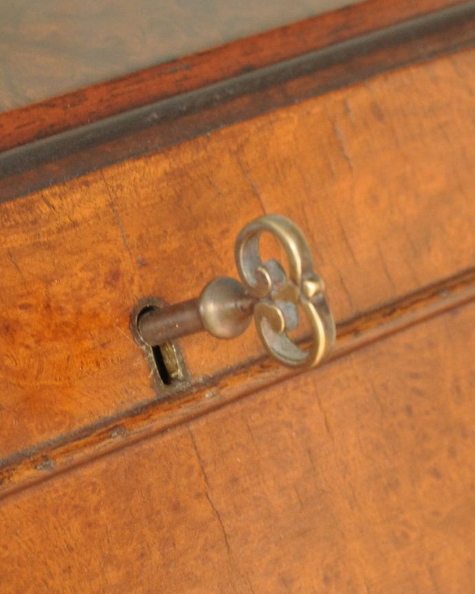 サイドバイサイド　アンティーク家具　キレイなアンティーク英国家具、ウォルナット材の小さなビューロー（デスク）。ビューローの取っ手は鍵です。(q-741-f)