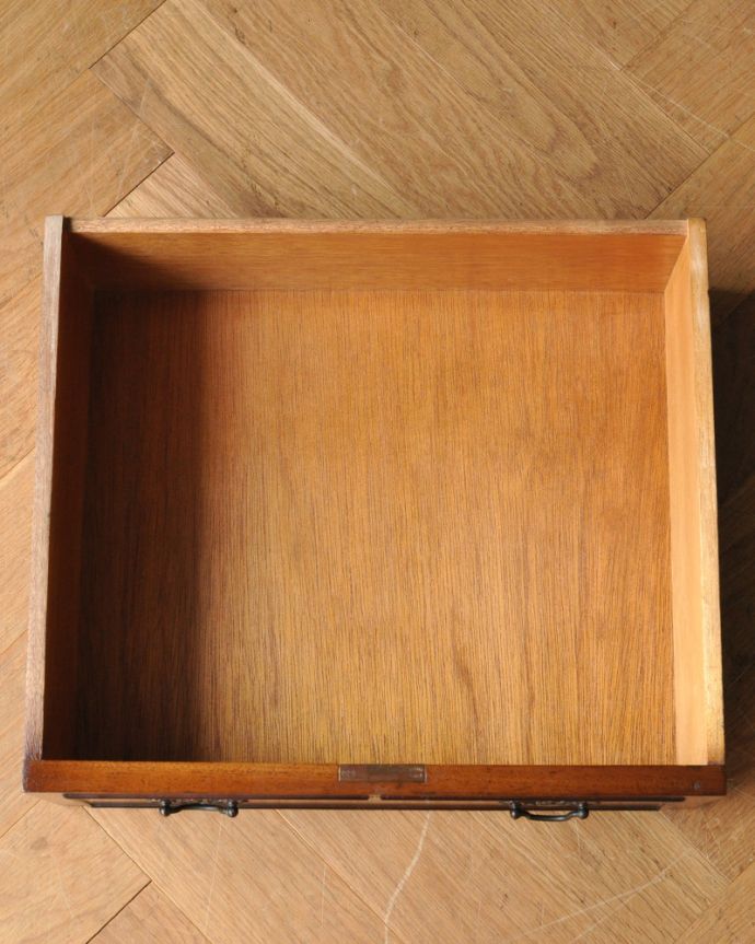 サイドバイサイド　アンティーク家具　キレイなアンティーク英国家具、ウォルナット材の小さなビューロー（デスク）。ビューロー下に引き出しが１杯あります。(q-741-f)