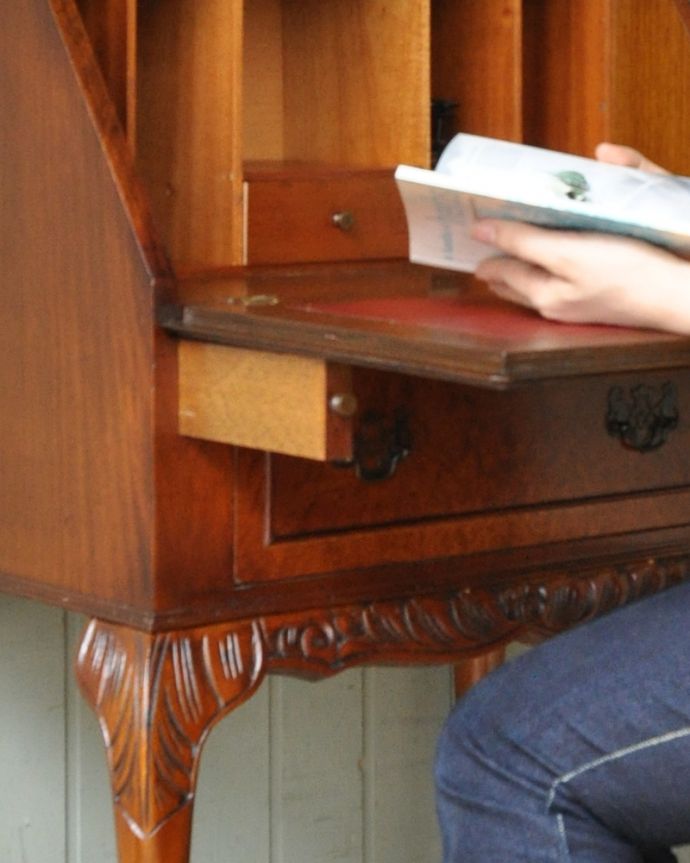 サイドバイサイド　アンティーク家具　キレイなアンティーク英国家具、ウォルナット材の小さなビューロー（デスク）。ビューローは支えでしっかり固定されるので、安心してお使いいただけます。(q-741-f)