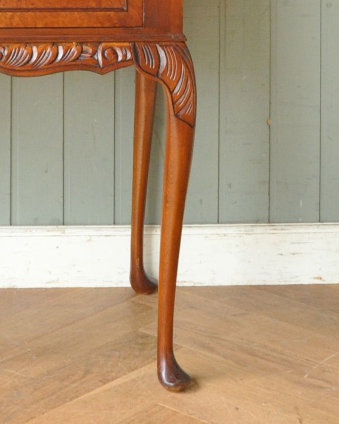 サイドバイサイド　アンティーク家具　キレイなアンティーク英国家具、ウォルナット材の小さなビューロー（デスク）。安定感のある脚がしっかり支えます。(q-741-f)