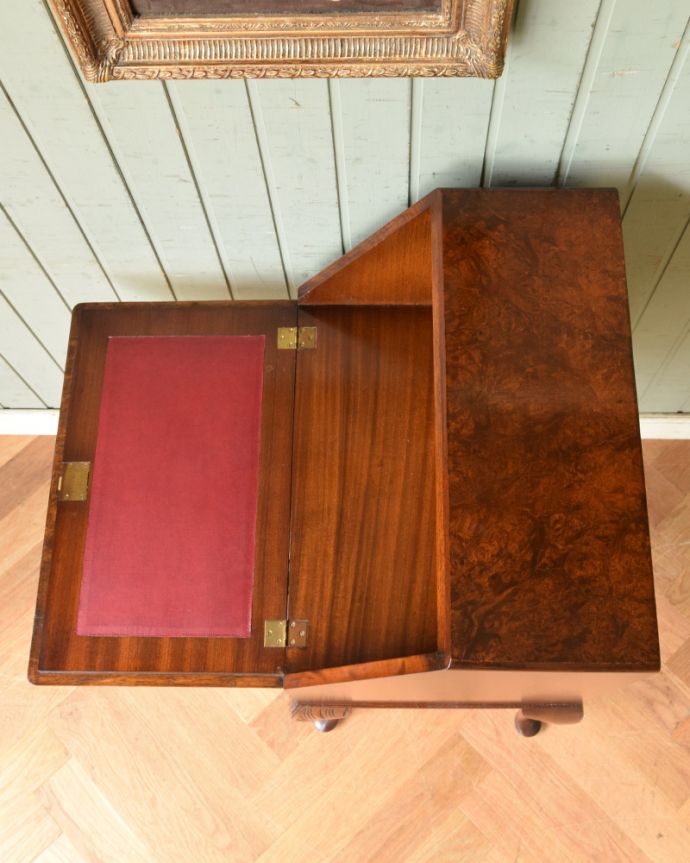 サイドバイサイド　アンティーク家具　キレイなアンティーク英国家具、ウォルナット材の小さなビューロー（デスク）。天板もピカピカにお直ししました。(q-741-f)