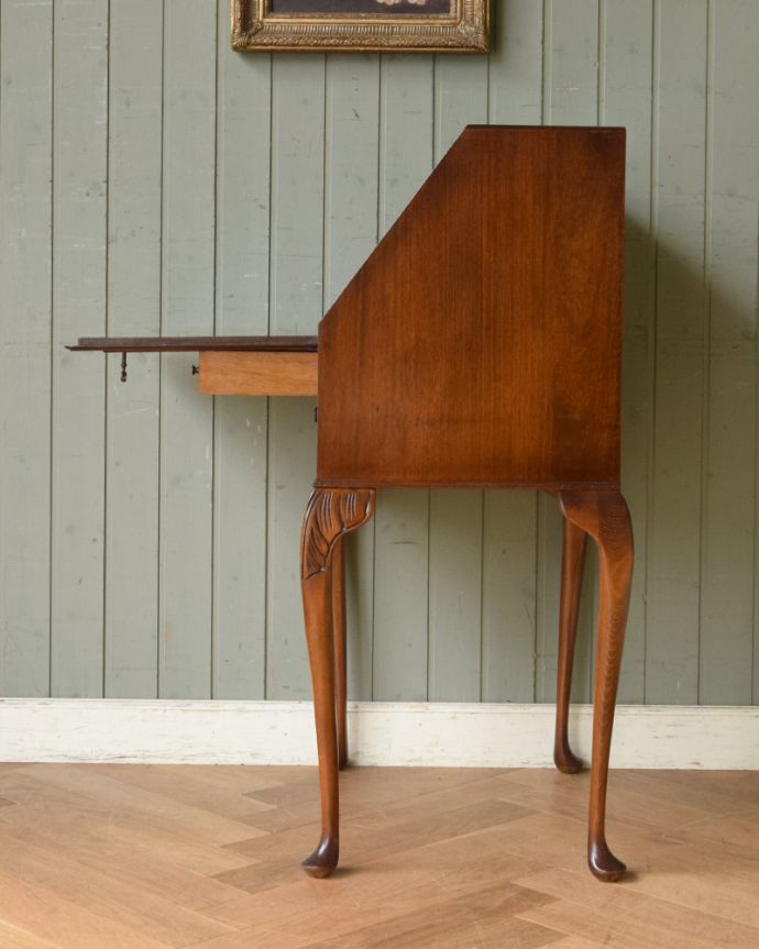 サイドバイサイド　アンティーク家具　キレイなアンティーク英国家具、ウォルナット材の小さなビューロー（デスク）。ビューローを閉じると、スッキリとしたキャビネットに。(q-741-f)