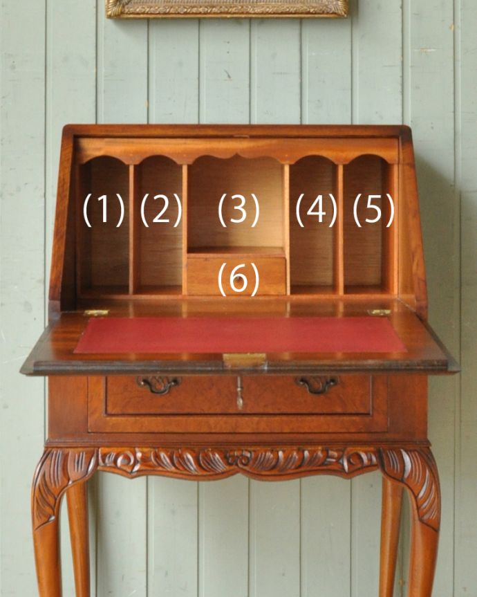サイドバイサイド　アンティーク家具　キレイなアンティーク英国家具、ウォルナット材の小さなビューロー（デスク）。棚に化粧品を片付ければ、奥様のドレッサー代わりにもなりますよ。(q-741-f)