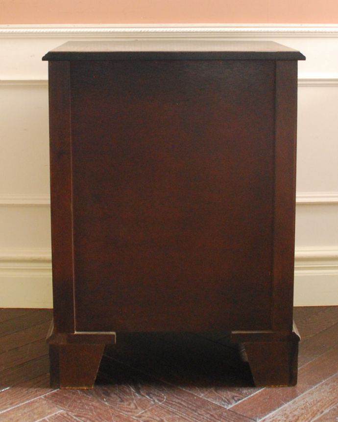 アンティークのチェスト　アンティーク家具　高級感のあるマホガニー材のアンティーク家具、英国のチェストオブドロワーズ。きちんとメンテナンスしてあるので、裏側もキレイです。(q-742-f)