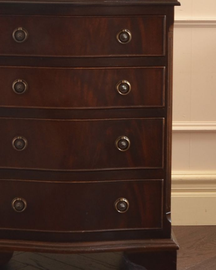 アンティークのチェスト　アンティーク家具　高級感のあるマホガニー材のアンティーク家具、英国のチェストオブドロワーズ。品のある色合いと木目です。(q-742-f)