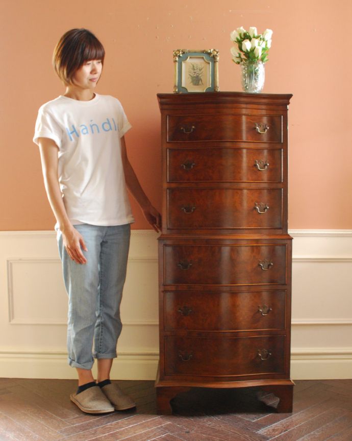 アンティークのチェスト アンティーク家具 高級材を贅沢に使用したアンティーク家具、トールボーイ6段チェスト。高級感があって女性らしい優しいシルエット。(q-743-f)