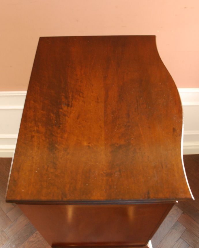 アンティークのチェスト アンティーク家具 高級材を贅沢に使用したアンティーク家具、トールボーイ6段チェスト。天板も木目がとってもキレイです。(q-743-f)