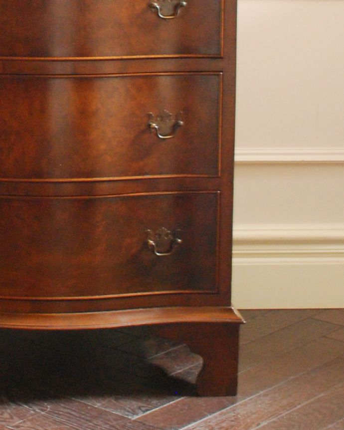 アンティークのチェスト アンティーク家具 高級材を贅沢に使用したアンティーク家具、トールボーイ6段チェスト。脚付きのタイプは、風通しがいいです。(q-743-f)