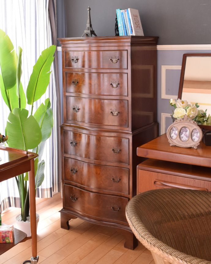 アンティークのチェスト アンティーク家具 高級材を贅沢に使用したアンティーク家具、トールボーイ6段チェスト。6杯も付いた引き出しは、日用品を収納するのにもピッタリ。(q-743-f)