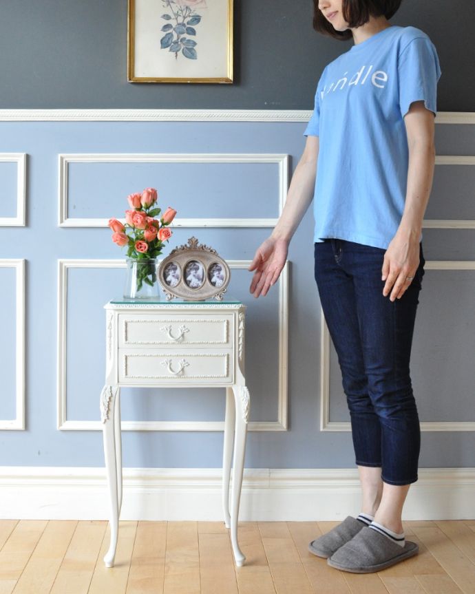 アンティークのチェスト アンティーク家具 純白のアンティーク家具、ガラス天板のホワイトカラーのベッドサイドチェスト。とっても可愛いチェスト。(q-744-f)