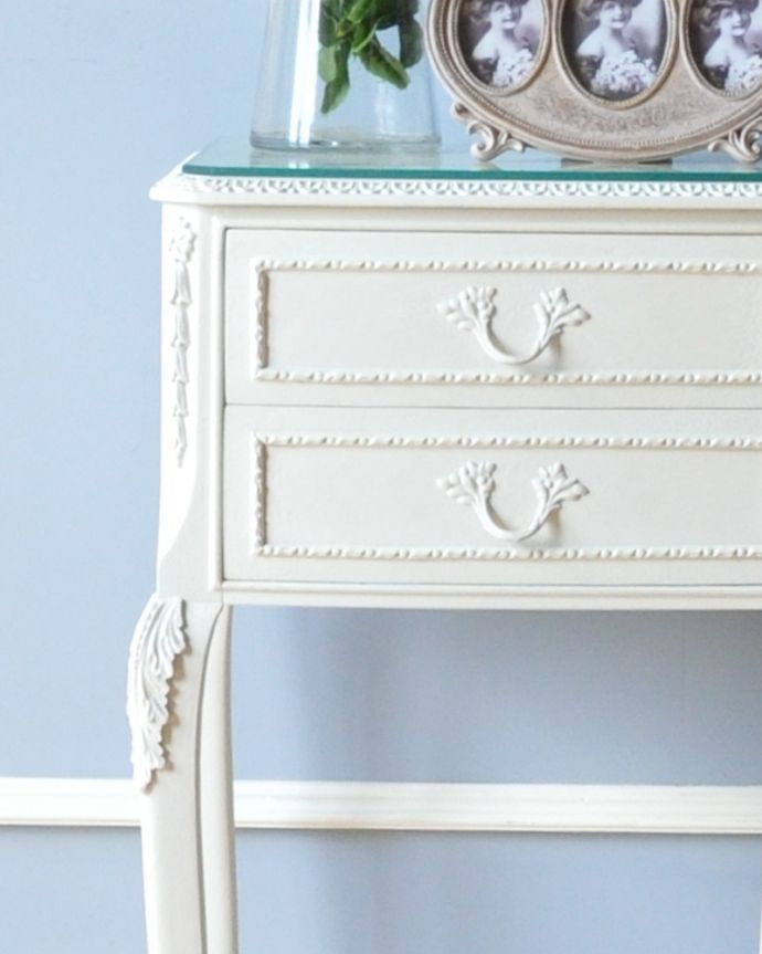 アンティークのチェスト アンティーク家具 純白のアンティーク家具、ガラス天板のホワイトカラーのベッドサイドチェスト。ホワイトのペイントがフランスらしく、爽やかです。(q-744-f)