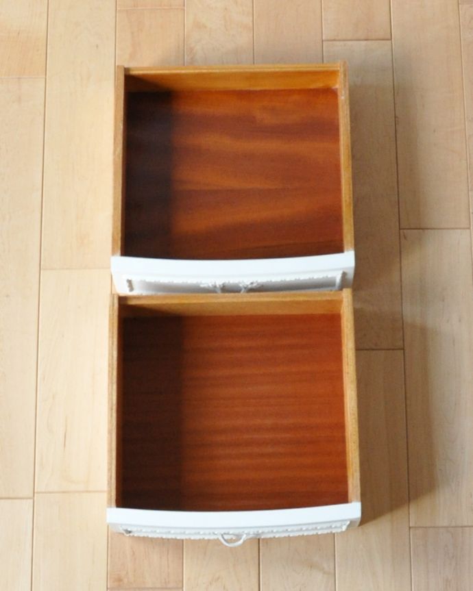 アンティークのチェスト アンティーク家具 純白のアンティーク家具、ガラス天板のホワイトカラーのベッドサイドチェスト。引き出しが2杯あります。(q-744-f)