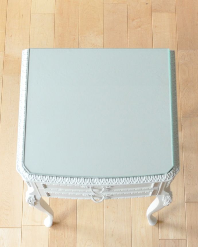 アンティークのチェスト アンティーク家具 純白のアンティーク家具、ガラス天板のホワイトカラーのベッドサイドチェスト。天板ももちろんピカピカにお直ししています。(q-744-f)